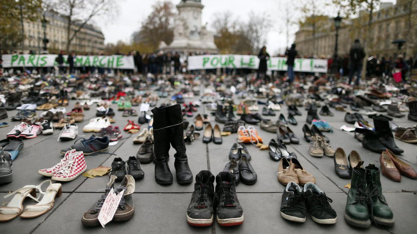 In Place de la Republique gli attivisti si sono anche stretti in una catena umana