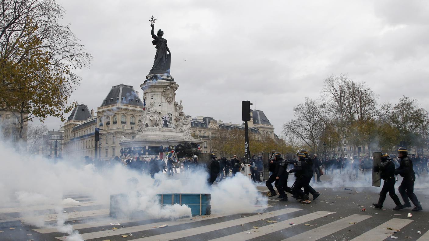 Gli agenti sono intervenuti con i lacrimogeni in place de la Republique