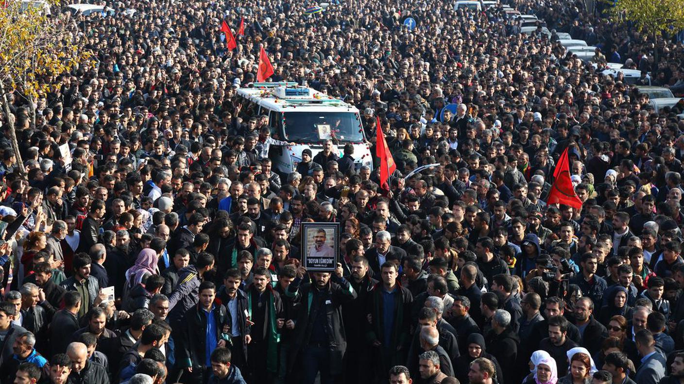 Ultimo saluto e accuse contro Ankara