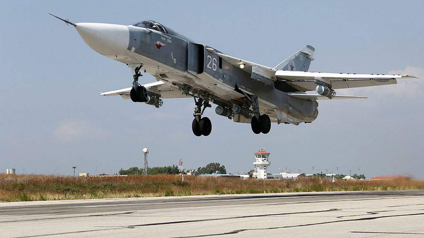 Un caccia al decollo dalla base di Latakia, quartier generale russo in Siria