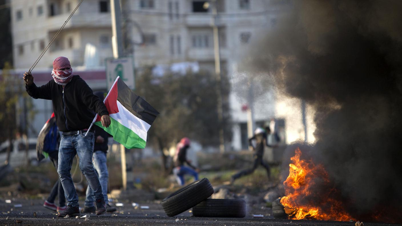 Giovani palestinesi impegnati contro l'occupazione israeliana (foto d'archivio)