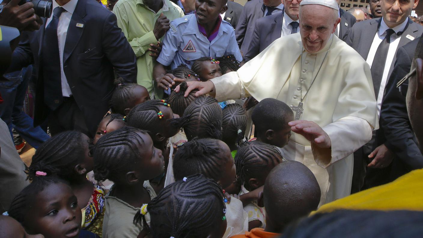 Il Pontefice tra i bimbi del campo profughi di Bangui