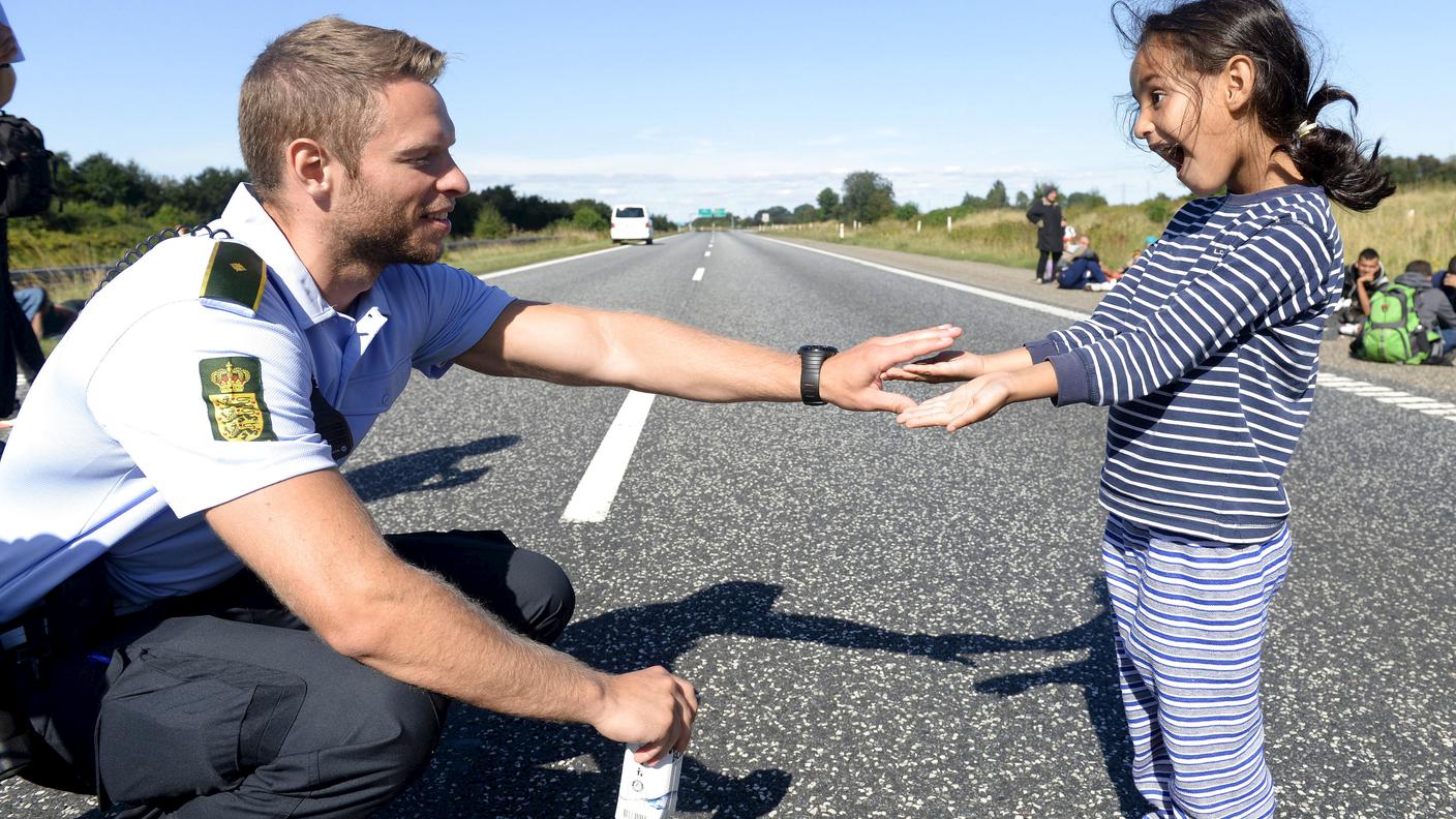 Poliziotto danese e una giovane rifugiata, settembre 2015