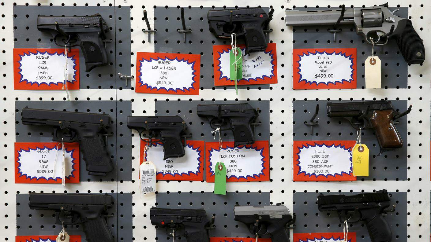 Pistole in vendita in un negozio dell'Oregon