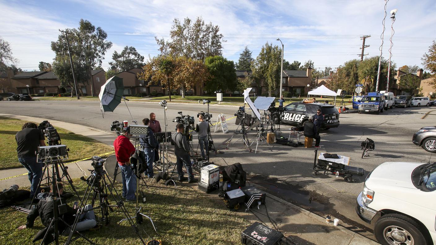 Media in attesa nei pressi della casa degli autori della strage