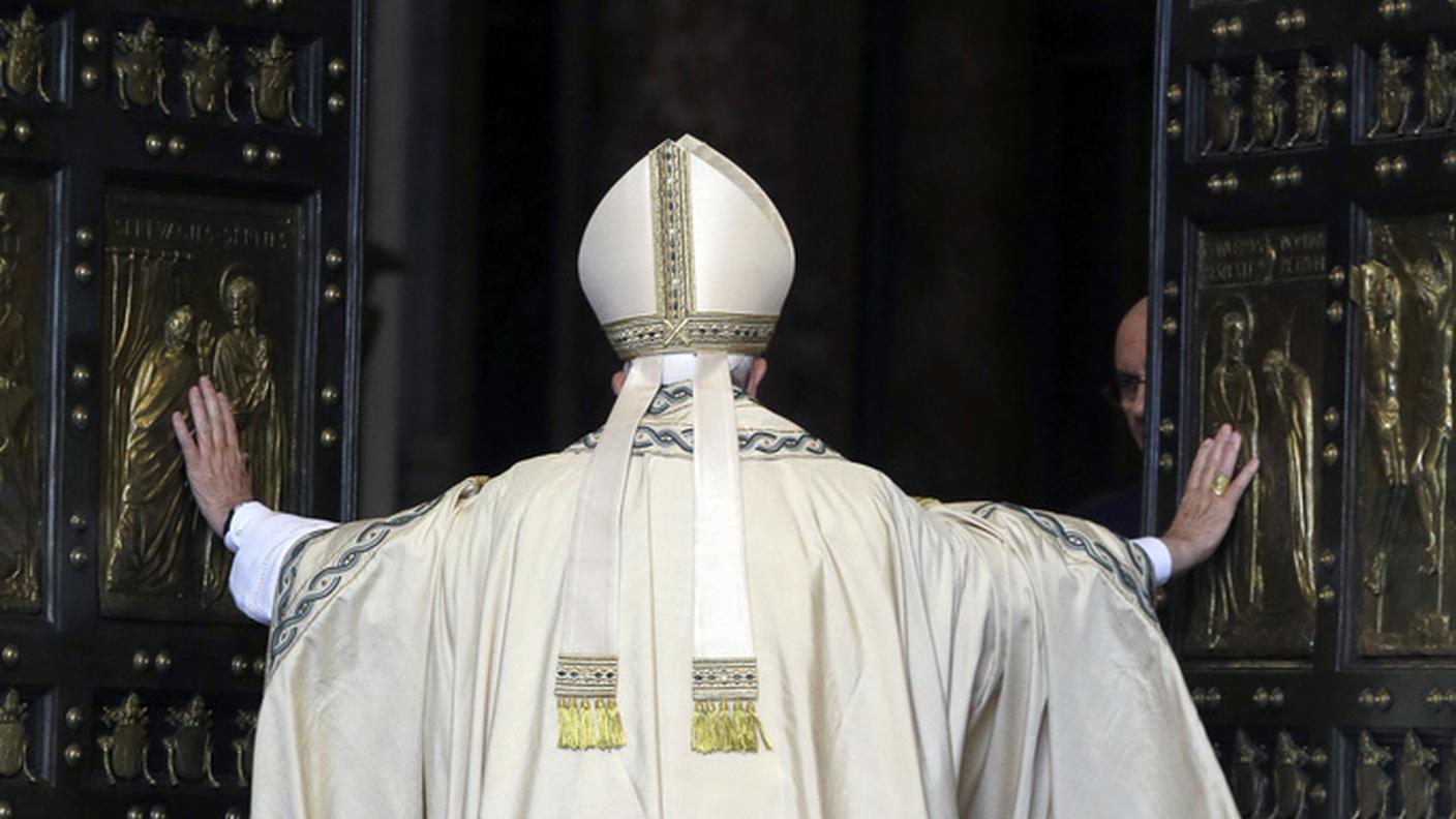 Papa Francesco ha aperto la Porta Santa di San Pietro