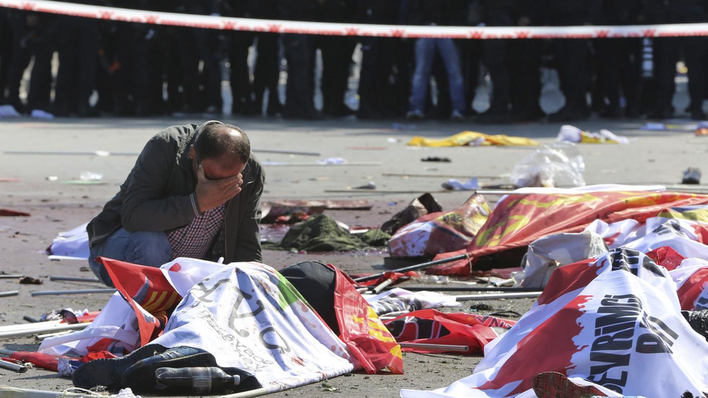 Un uomo piange le vittime dell'attentato di Ankara del 10 ottobre