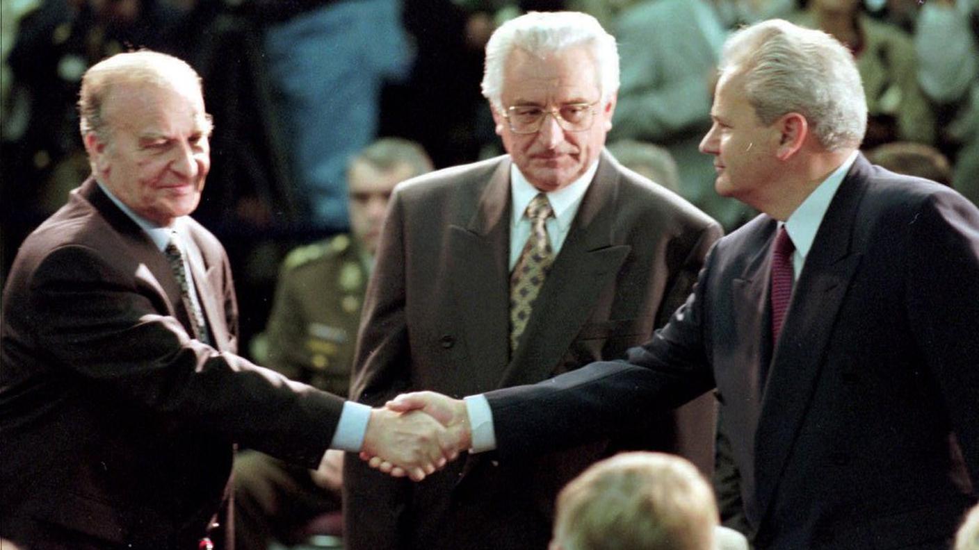 1. novembre 1995, Alija Izetbegovic stringe la mano a Slobodan Milosevic. Tra loro Franjo Tudjman. È il primo passo verso l'accordo di pace.