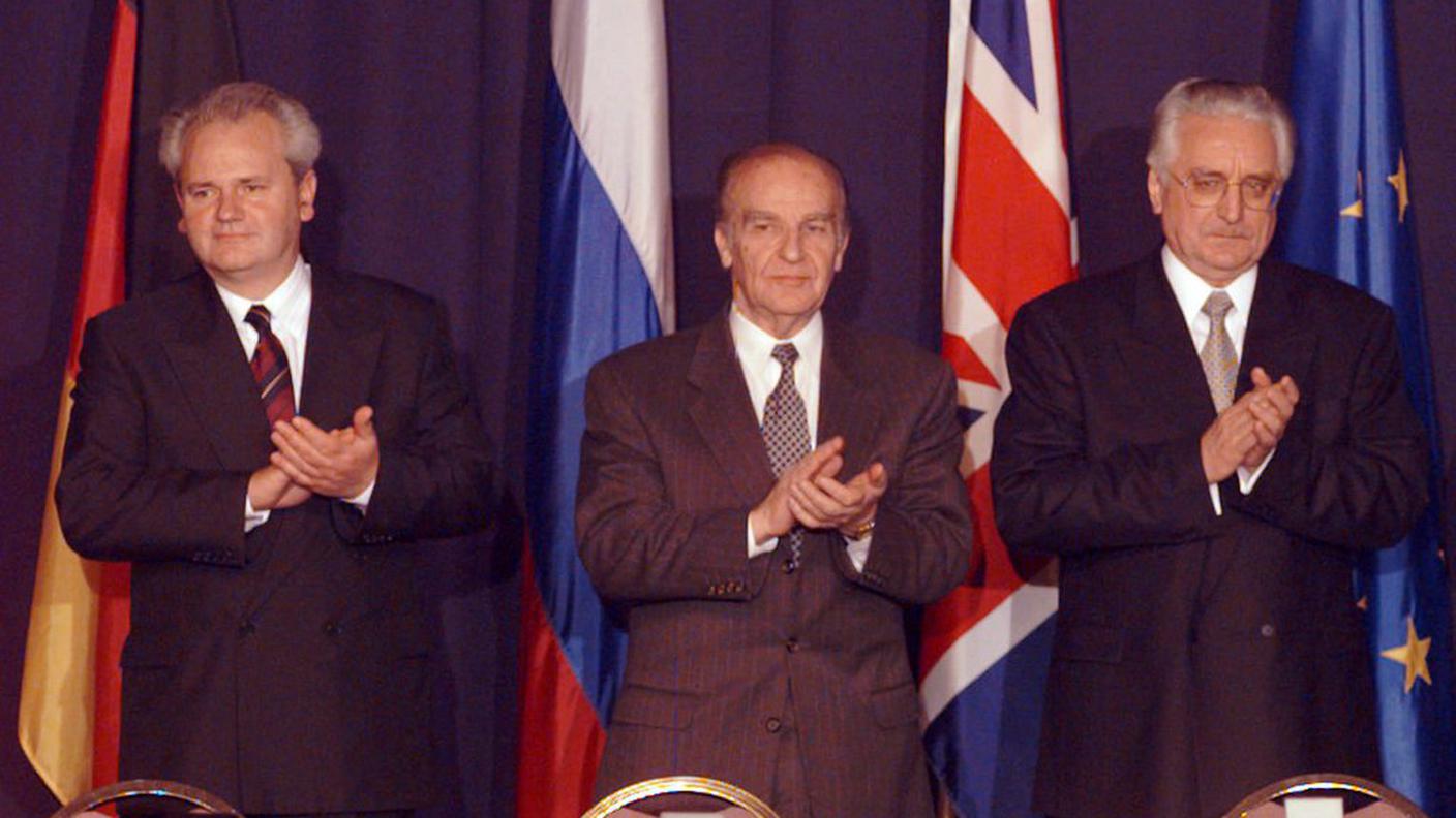 Dayton, 21 novembre 1995, base di Wright-Patterson dell'Air Force a Dayton. I presidenti di Serbia, Bosnia e Croazia - Slobodan Milosevic, Alija Izetbegovic e Franjo Tudjman - plaudono l'accordo raggiunto.