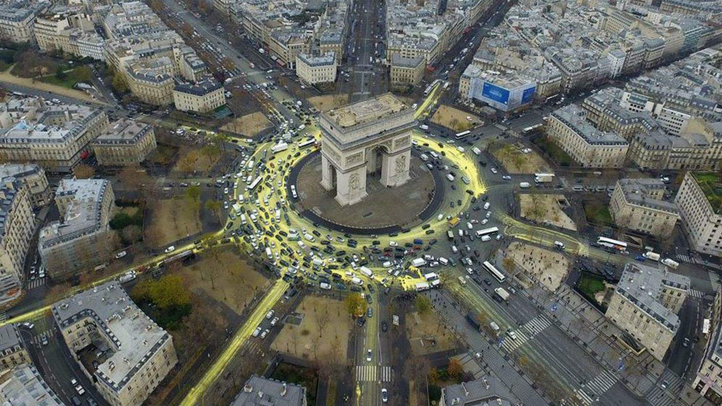 Intanto Greenpeace ha ''dipinto'' un sole in Place de l'Etoile