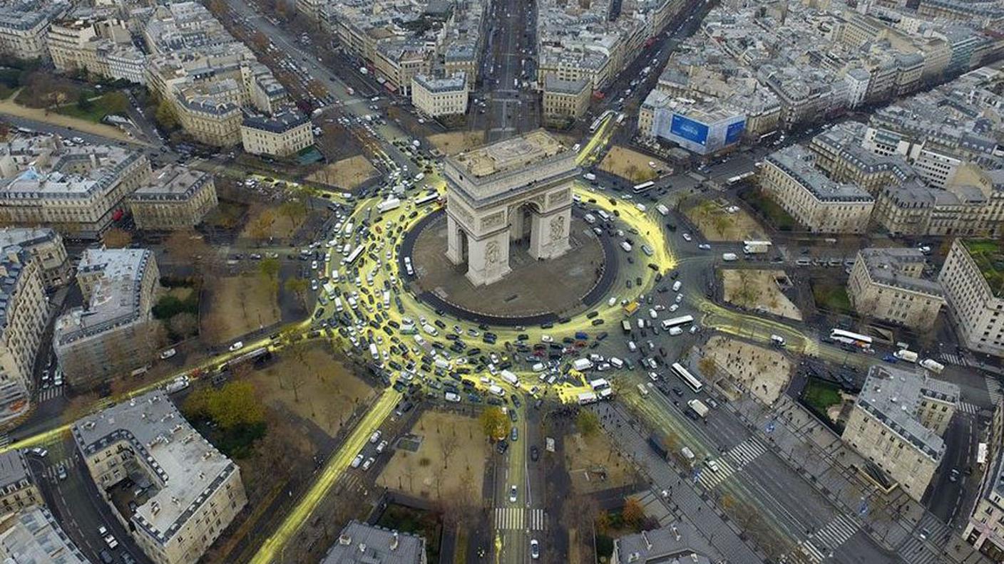Intanto Greenpeace ha ''dipinto'' un sole in Place de l'Etoile