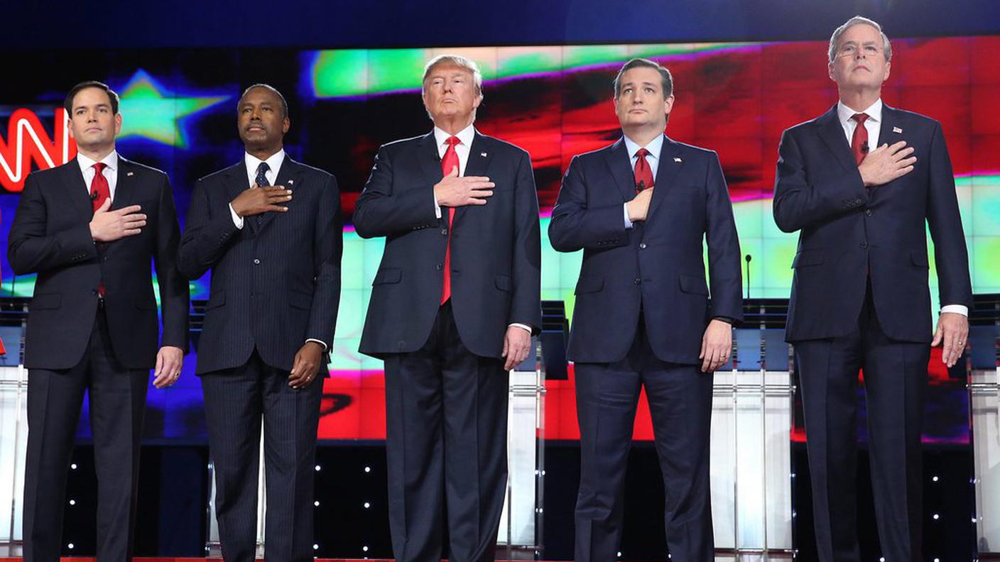 Donald Trump (al centro) è in testa nei sondaggi, ma Jeb Bush (primo a destra) non ha intenzione di farsi soffiare la nomination.