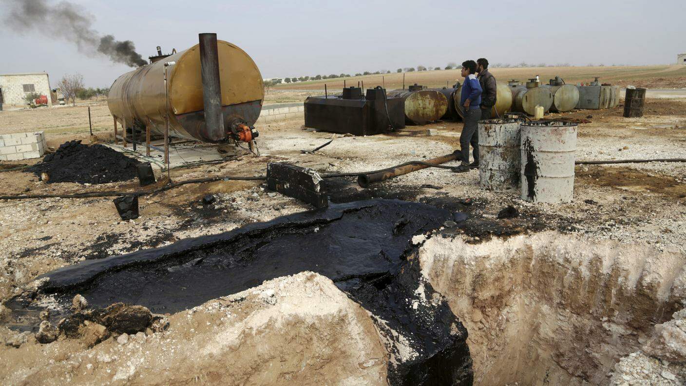 Il 45% dei fondi dell'IS proverrebbe dal traffico di gas e petrolio