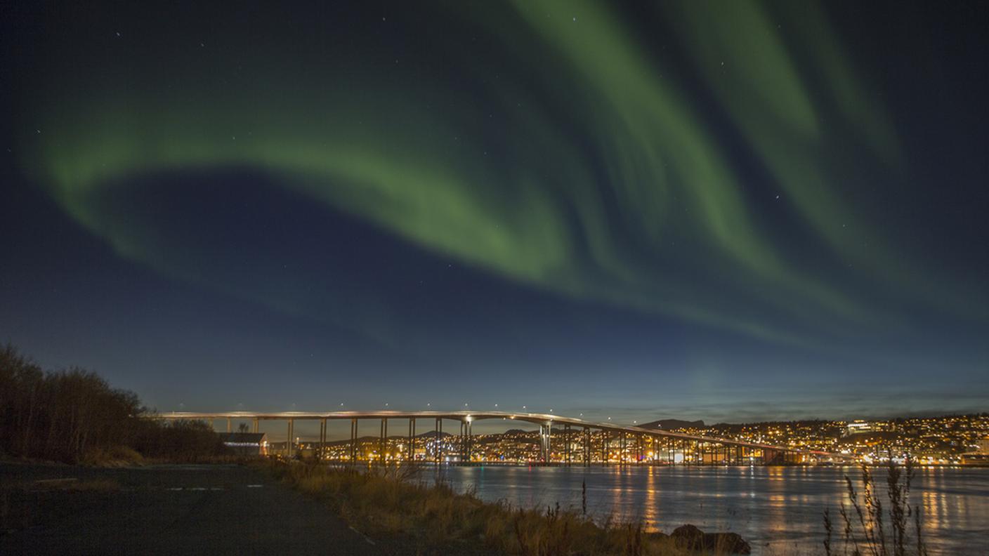 Un'aurora boreale a Tromso, in Norvegia, dove per 50 giorni gli abitanti si devono accontentare di qualche ora di crepuscolo
