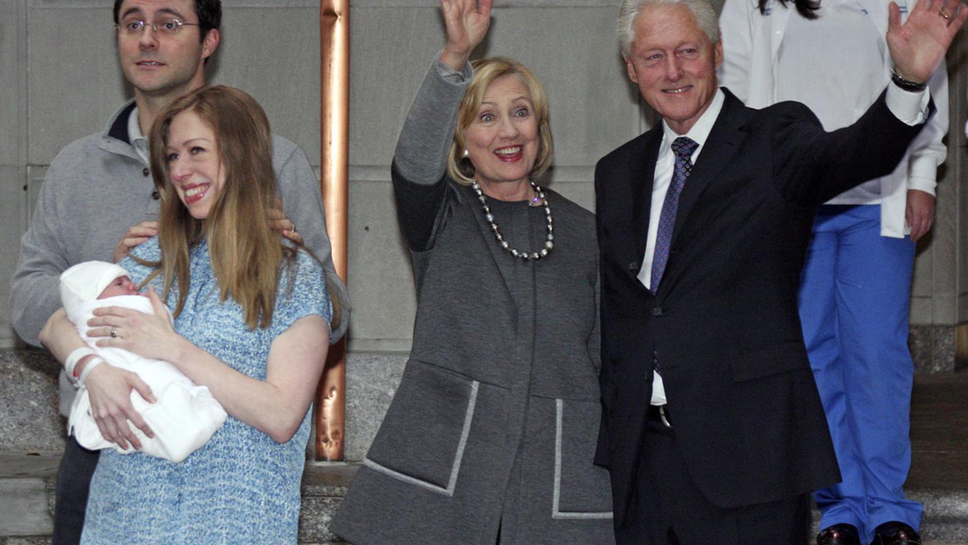 I Clinton 15 mesi fa, con Chelsea, il marito Marc e la piccola Charlotte