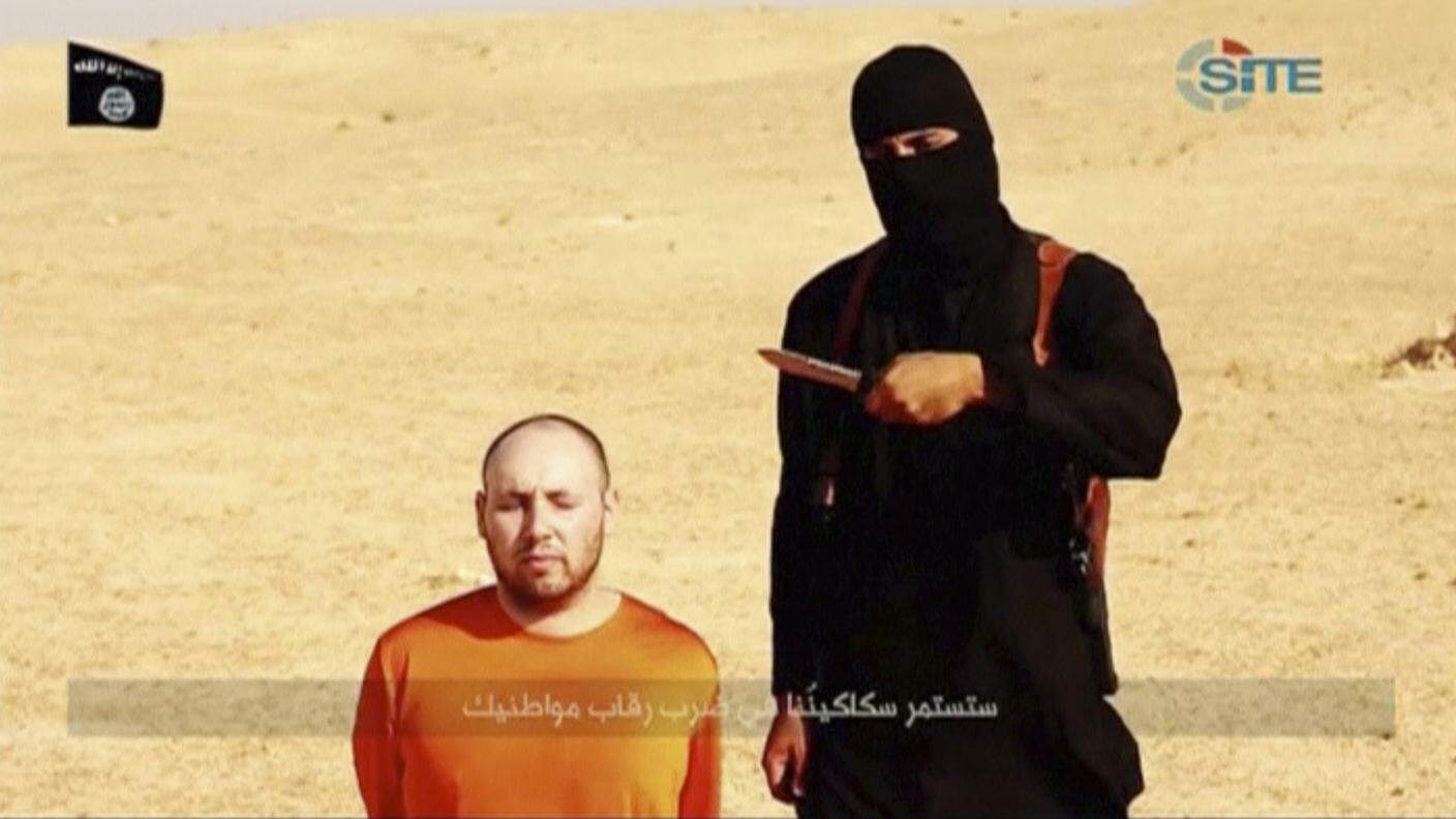 Un militante dell'IS con un prigioniero