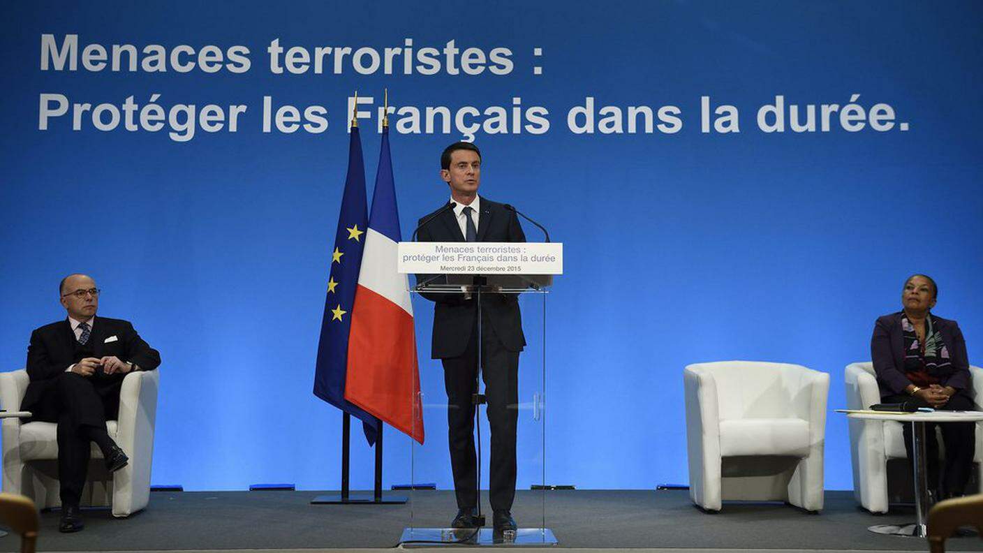 Il premier Valls affiancato dal ministro dell'interno Cazeneuve e da quella della giustizia Taubira