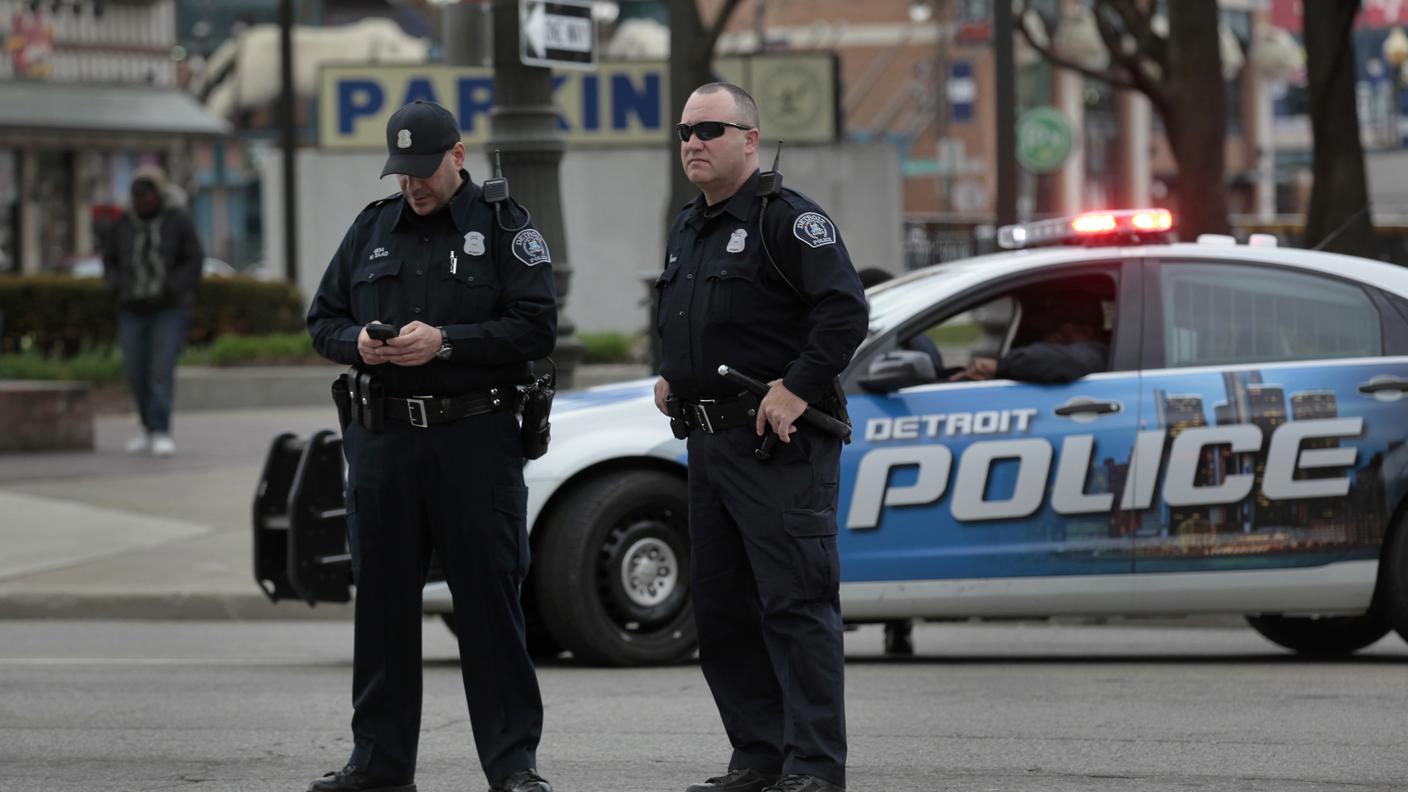 Agenti della polizia di Detroit di pattuglia dopo l'uccisione dell'uomo di colore