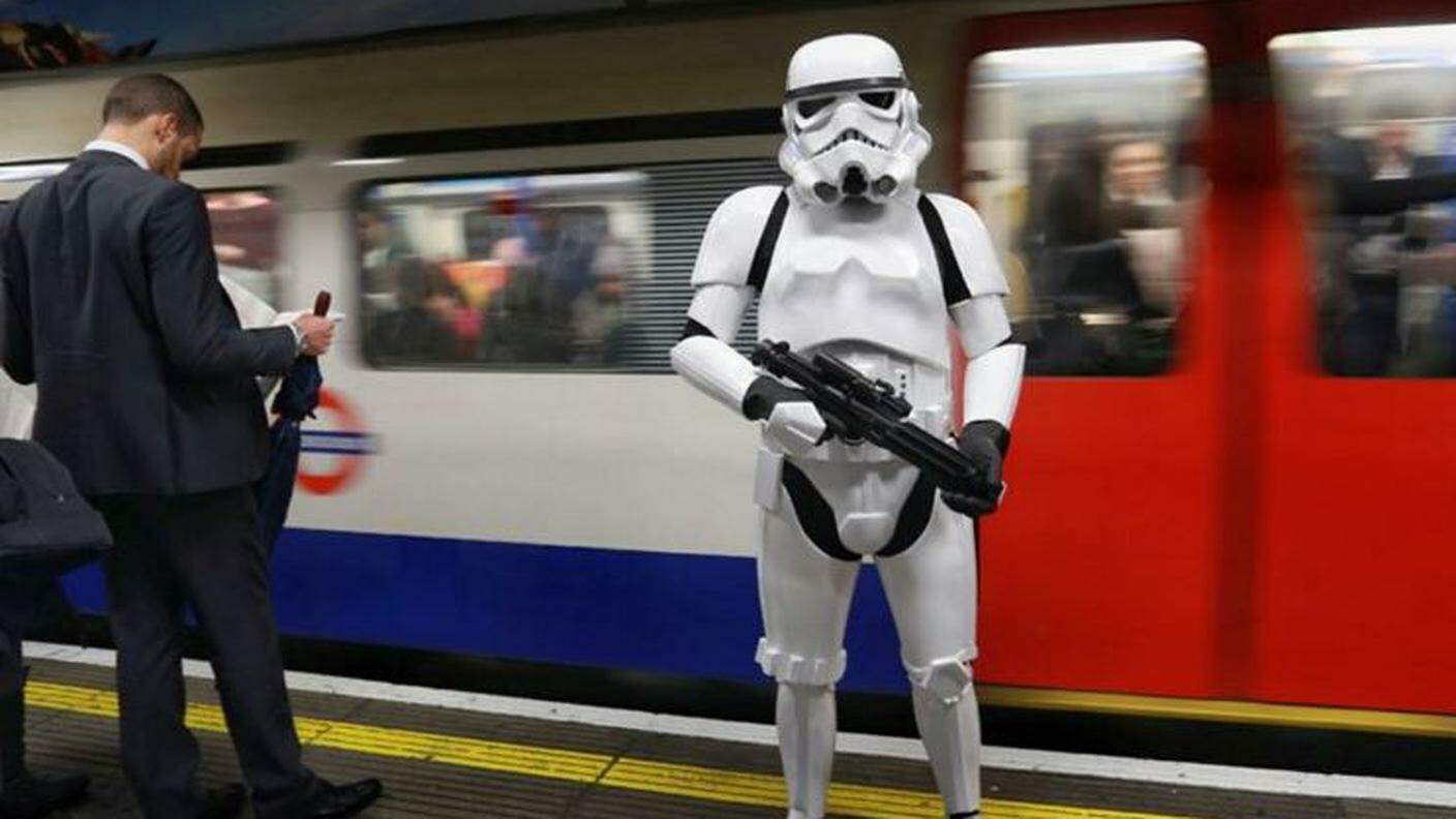 Uno stormtrooper imperiale tra i passeggeri della metropolitana di Londra