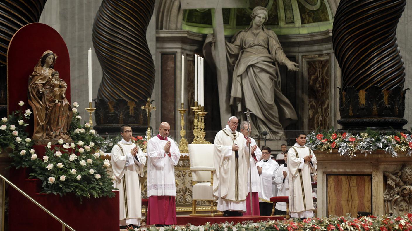 La messa della notte di Natale nella basilica di San Pietro