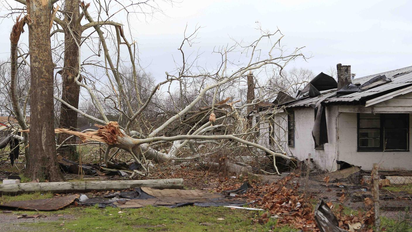 Gli effetti di un tornado su una casa nel sud del paese