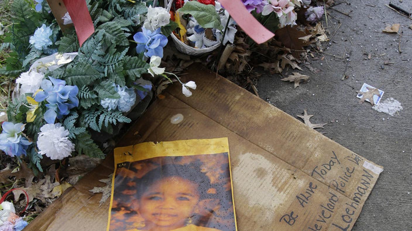 Fiori in ricordo di Tamir Rice, 12 anni, ucciso da un agente di Cleveland