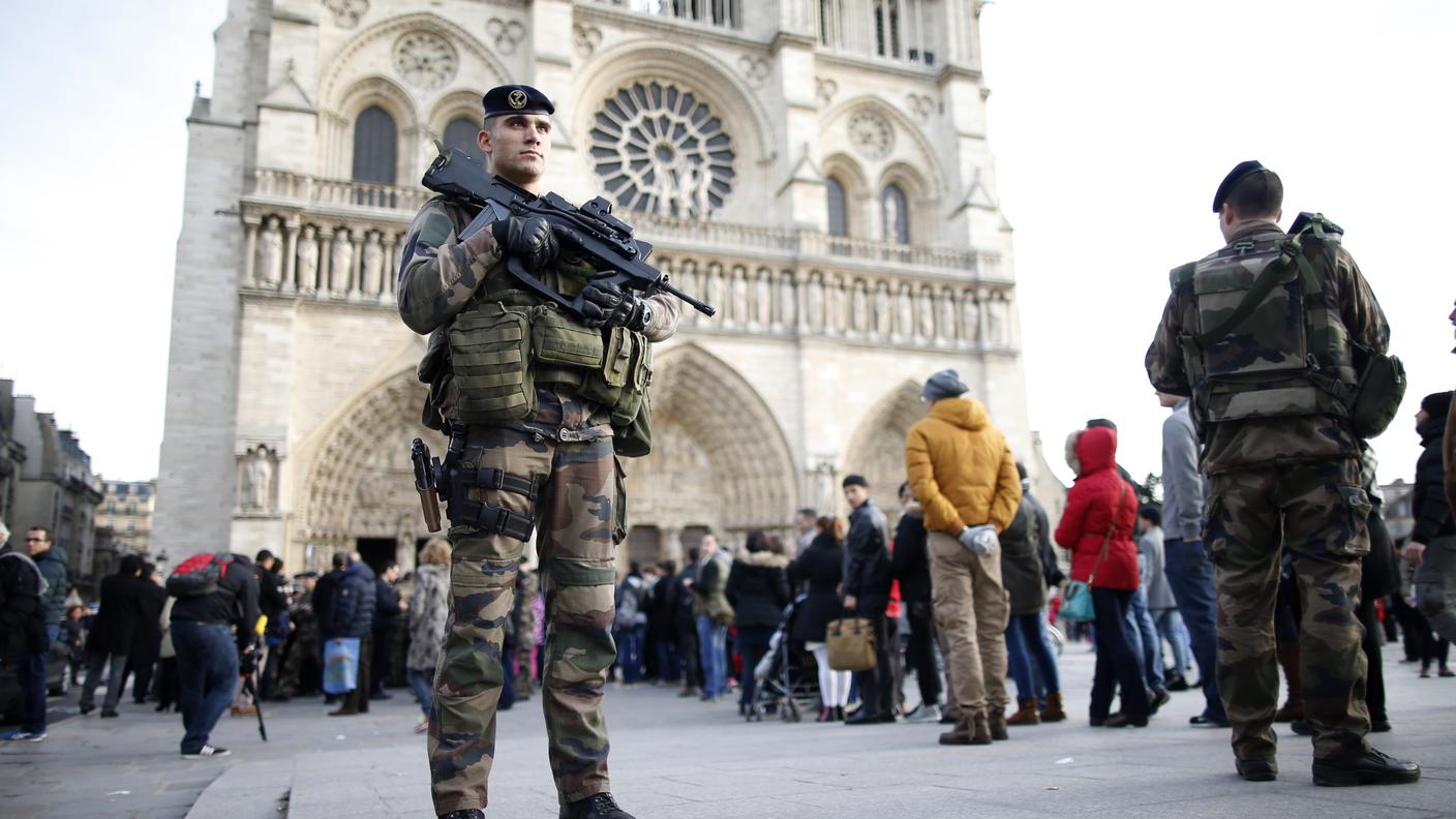 31 dicembre in uniforme mimetica nella Ville Lumère