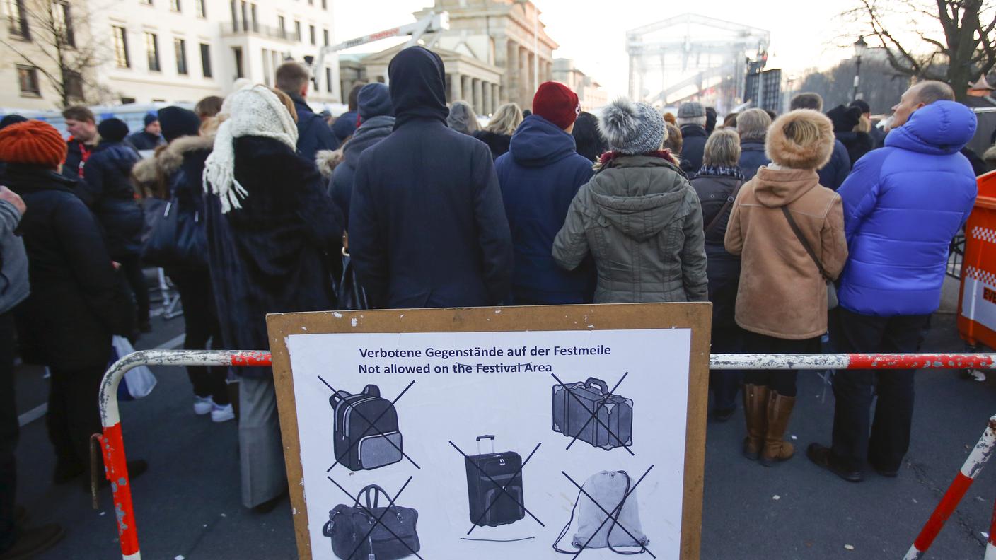 Berlino: controlli di sicurezza alla Porta di Brandeburgo