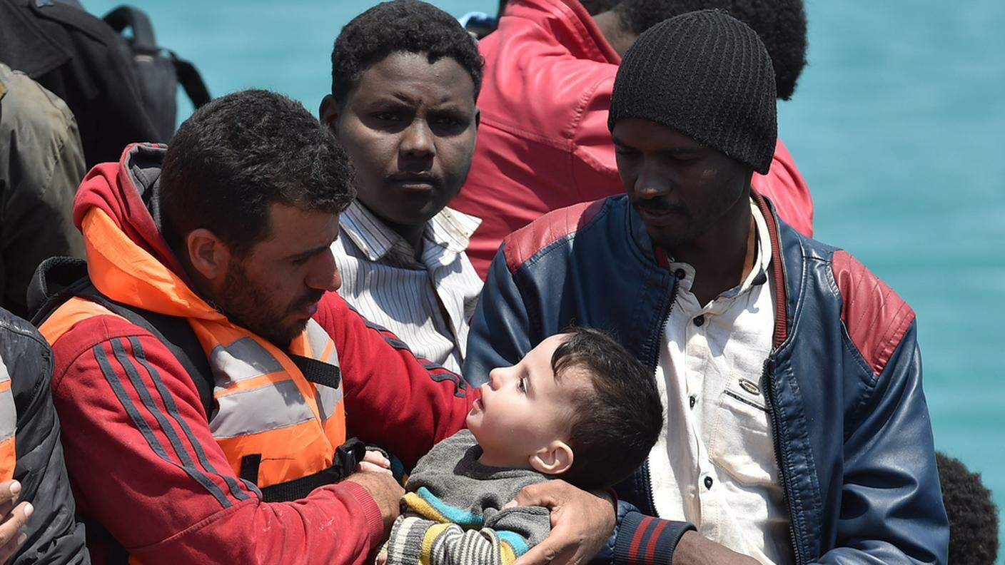 Migranti appena sbarcati sul molo di Pozzallo, in Sicilia (archivio)
