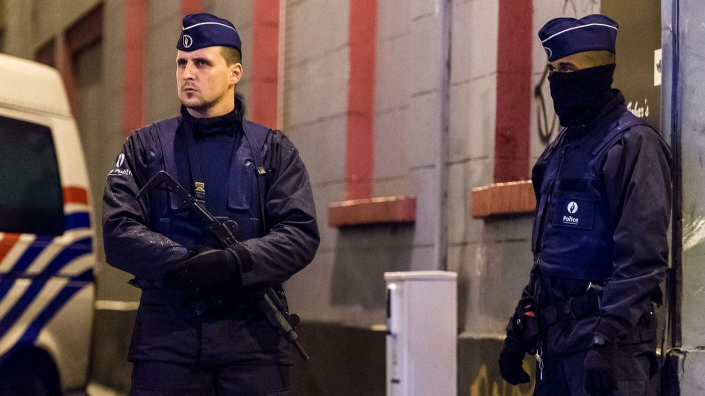 Agenti schierati nel quartiere multietnico di Molenbeek