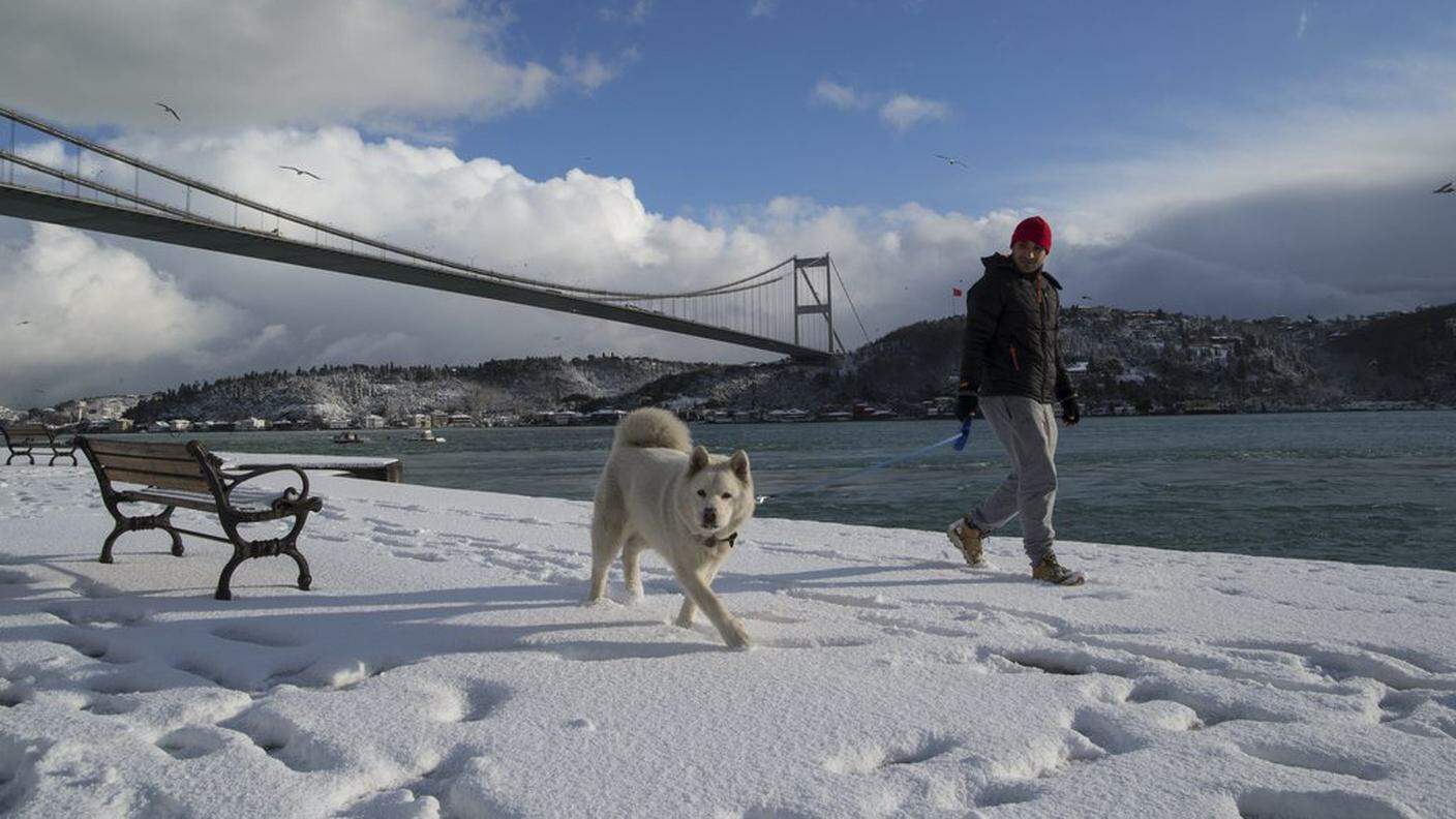 La neve vicino al ponte Mehmet di Istanbul