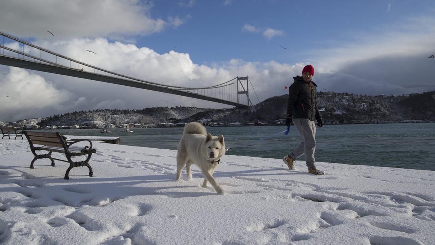 La neve vicino al ponte Mehmet di Istanbul