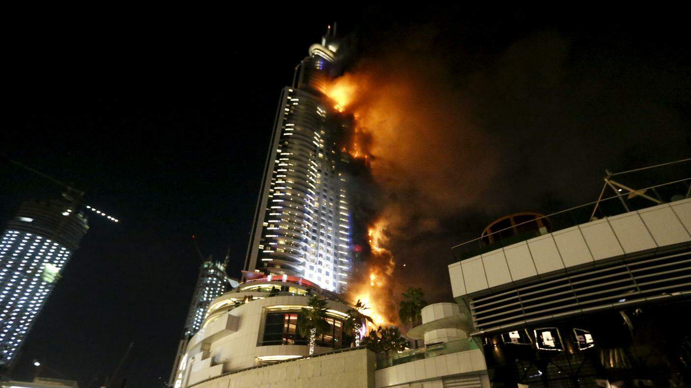 L'incendio in un hotel di Dubai