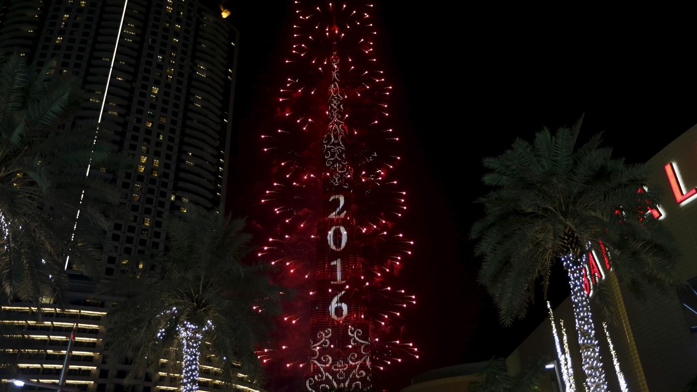 Lo show comincia al Burj Khalifa, il grattacielo più alto del mondo a Dubai