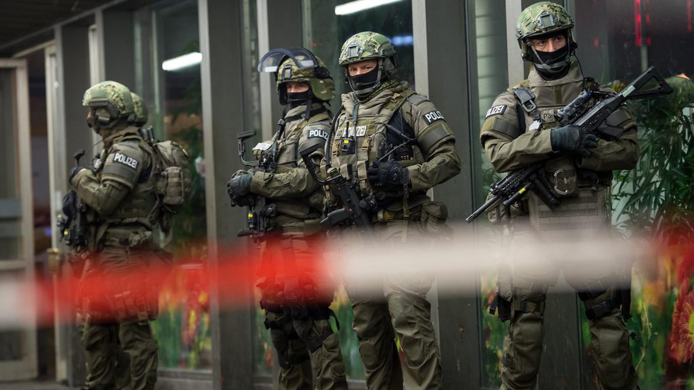 Agenti presidiano la stazione centrale di Monaco