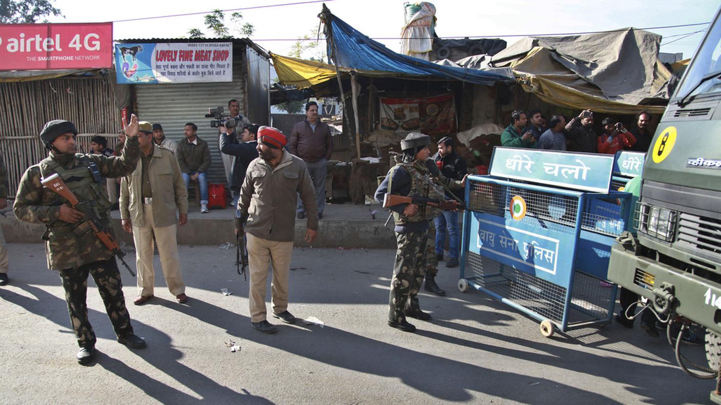 Forze di sicurezza indiane schierate fuori dalla base aerea di Pathankot