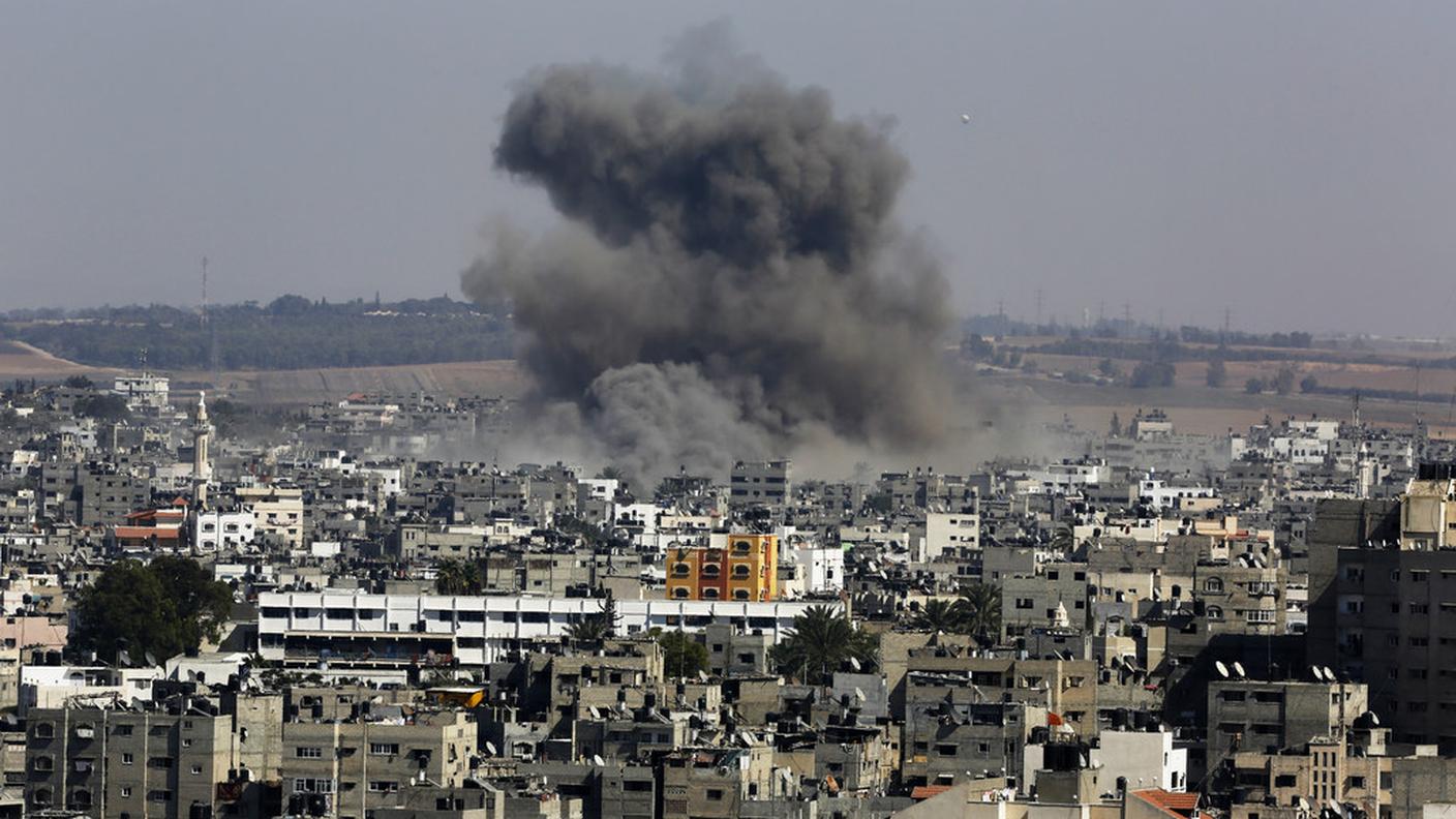 Il fumo di un bombardamento aereo su Gaza (archivio)