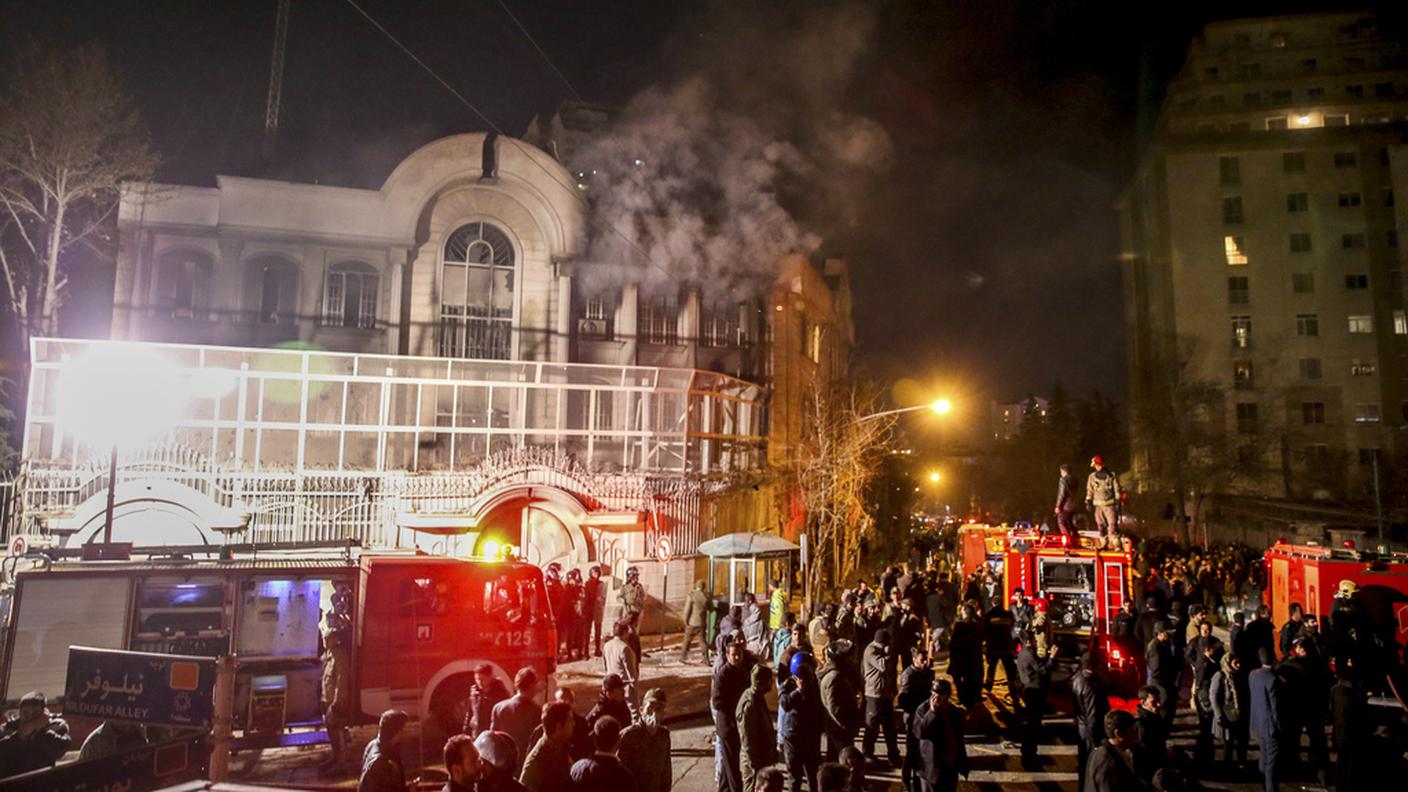 L'ambasciata saudita a Teheran incendiata dai manifestanti