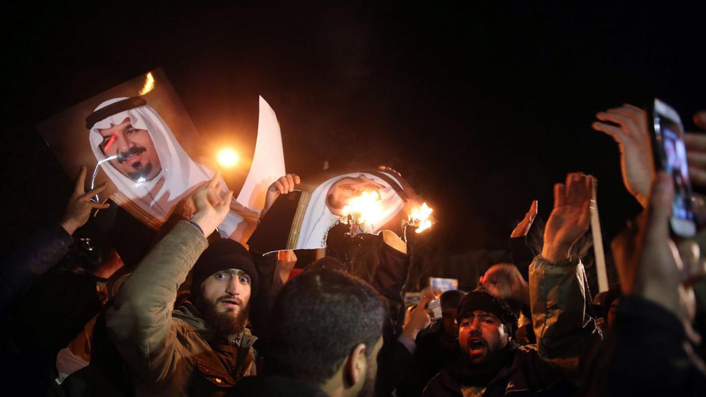 Manifestanti bruciano le immagini dei reali sauditi