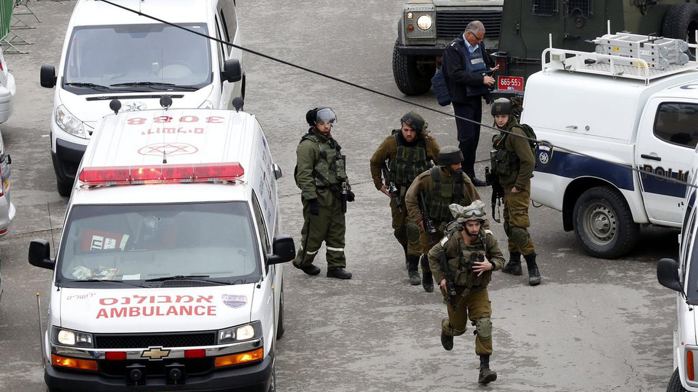 I militari israeliani sul luogo dell'attentato