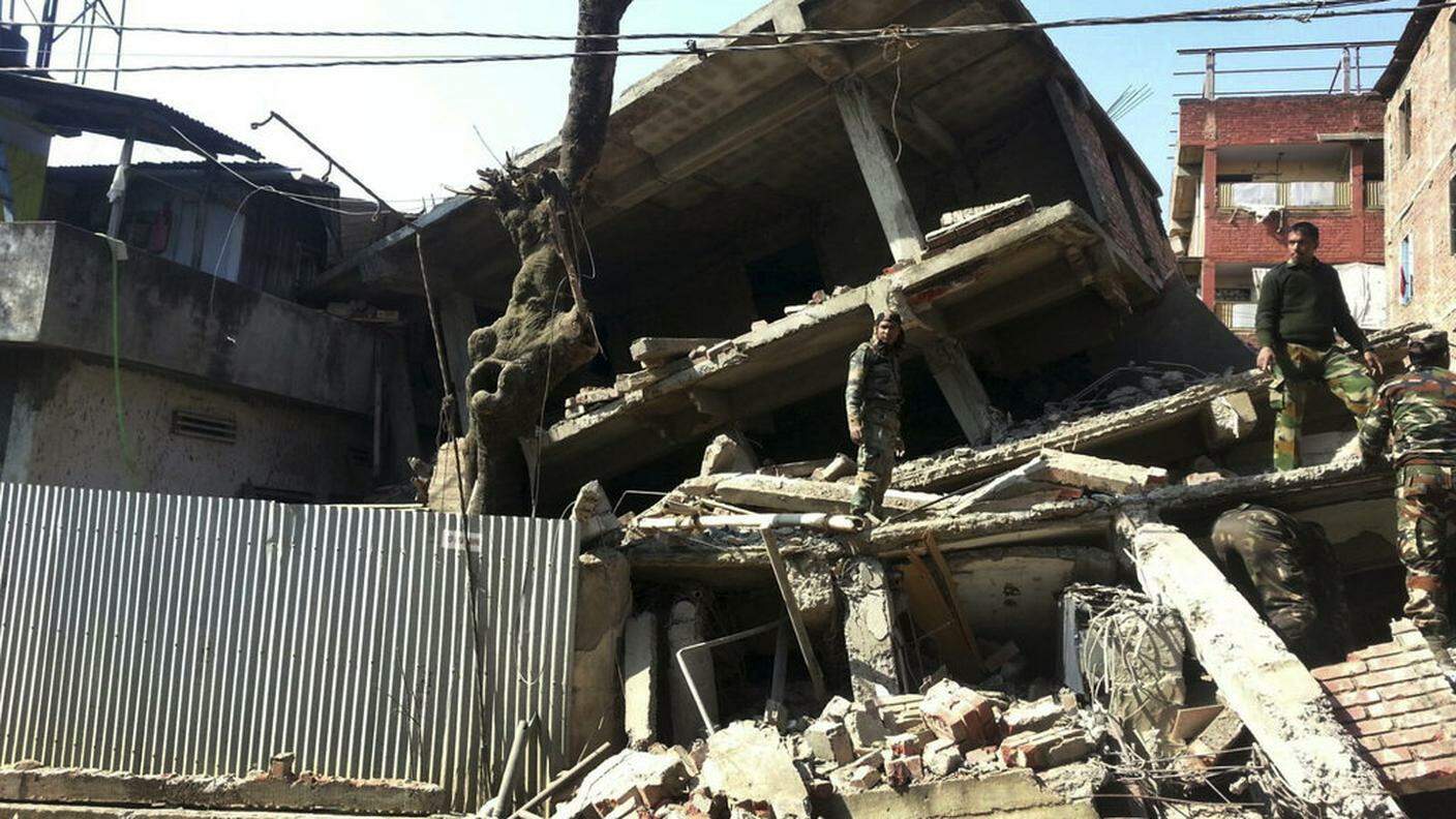 Una casa distrutta dal terremoto a Imphal, capitale dello Stato indiano di Manipur