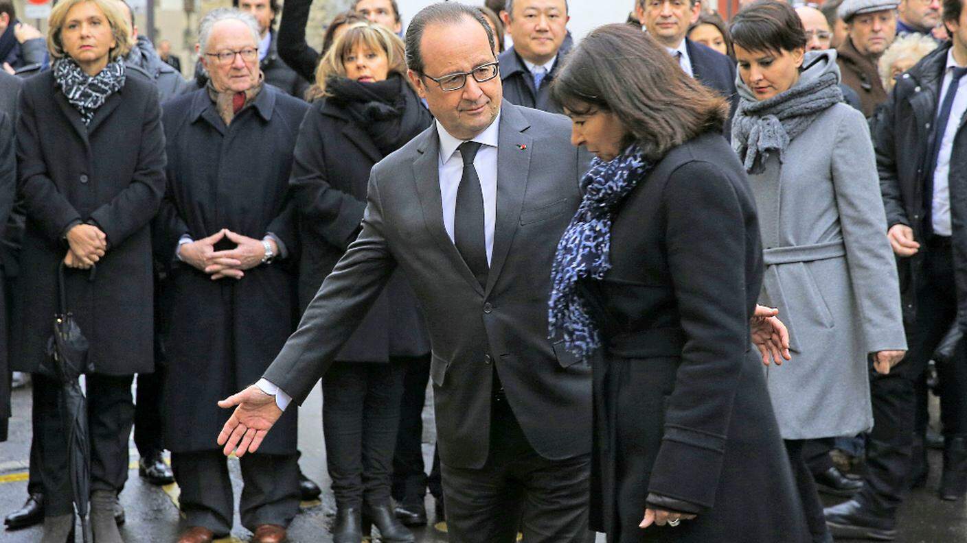 Hollande con la sindaca di Parigi Anne Hidalgo