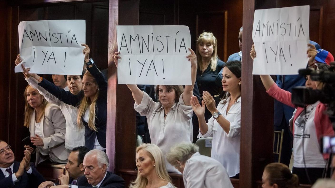 In aula le mogli di tre oppositori incarcerati hanno chiesto una legge di amnistia