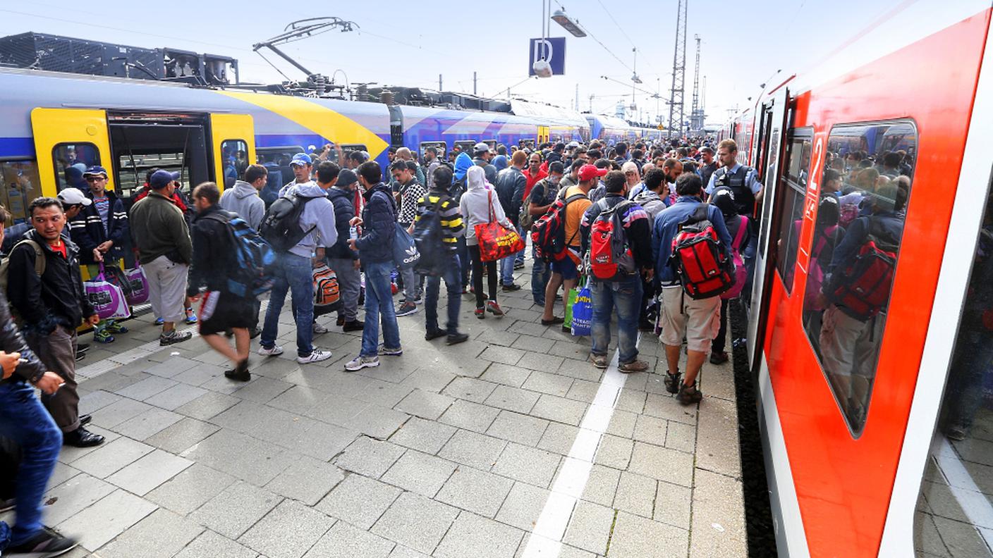 L'arrivo dei profughi alla stazione di Monaco, sorvegliata dalla polizia