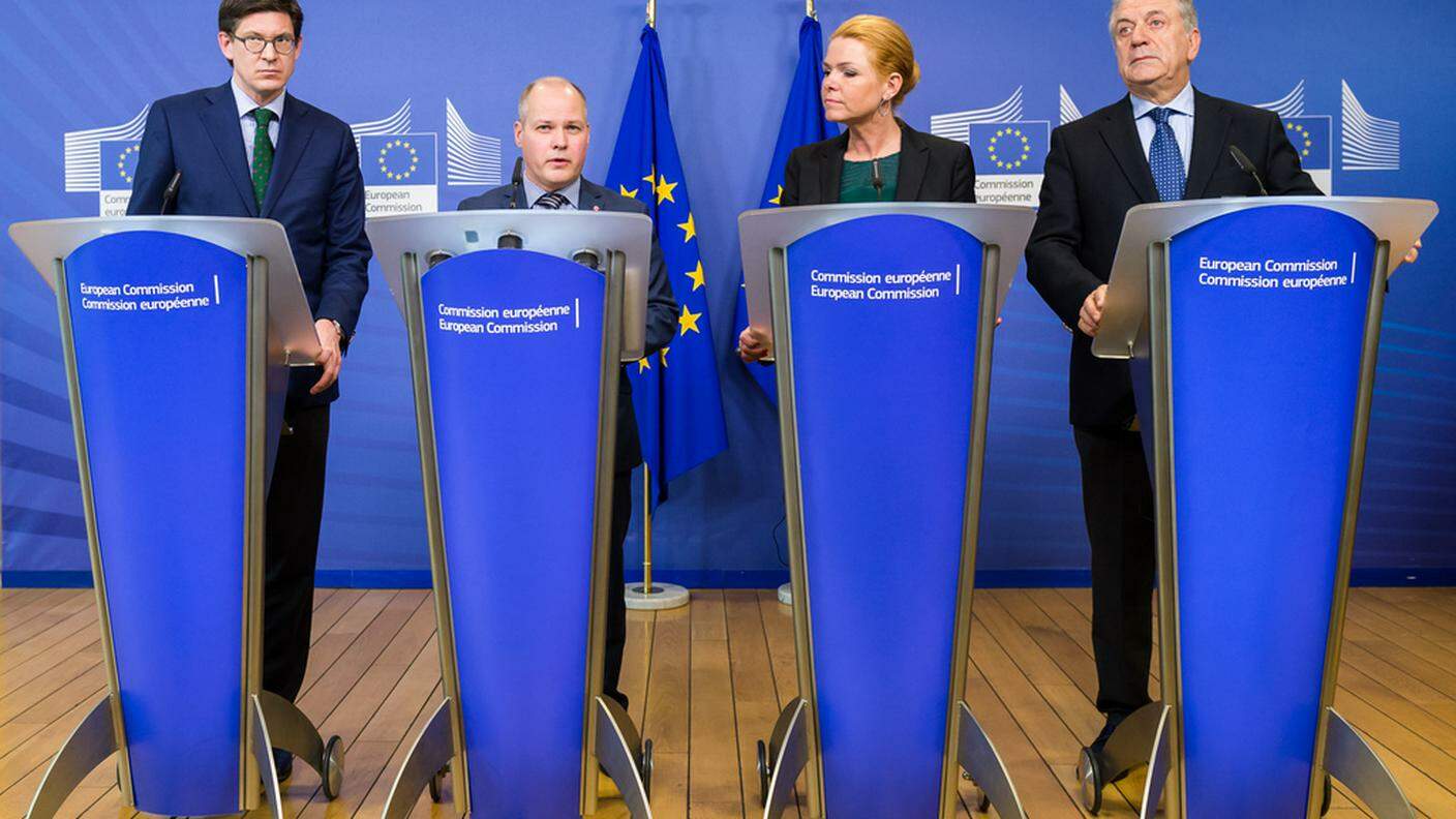 Conferenza stampa a quattro: il commissario europeo Dimitris Avramopoulos, a destra, e, da sinistra, il tedesco Ole Schroeder, lo svedese Morgan Johannson e la danese Inger Stojberg