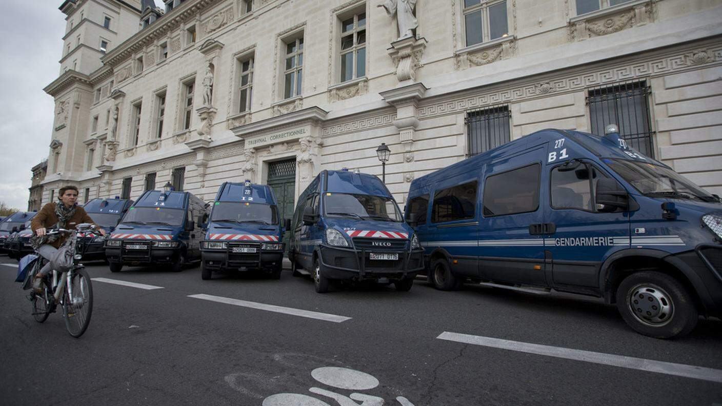 Veicoli della gendarmeria davanti al Tribunale correzionale di Parigi