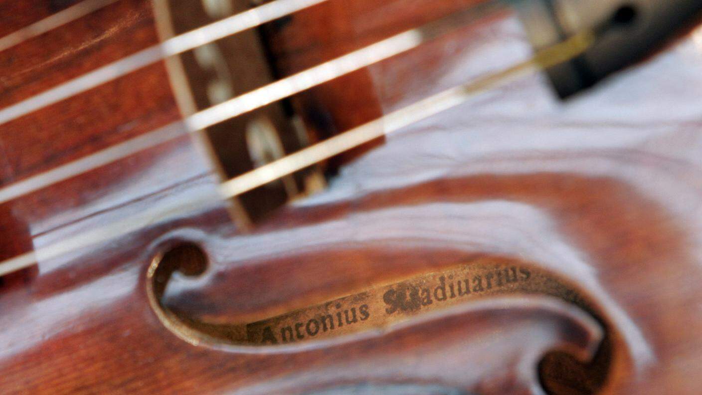 Lo Stradivari dimenticato nel treno vale una fortuna