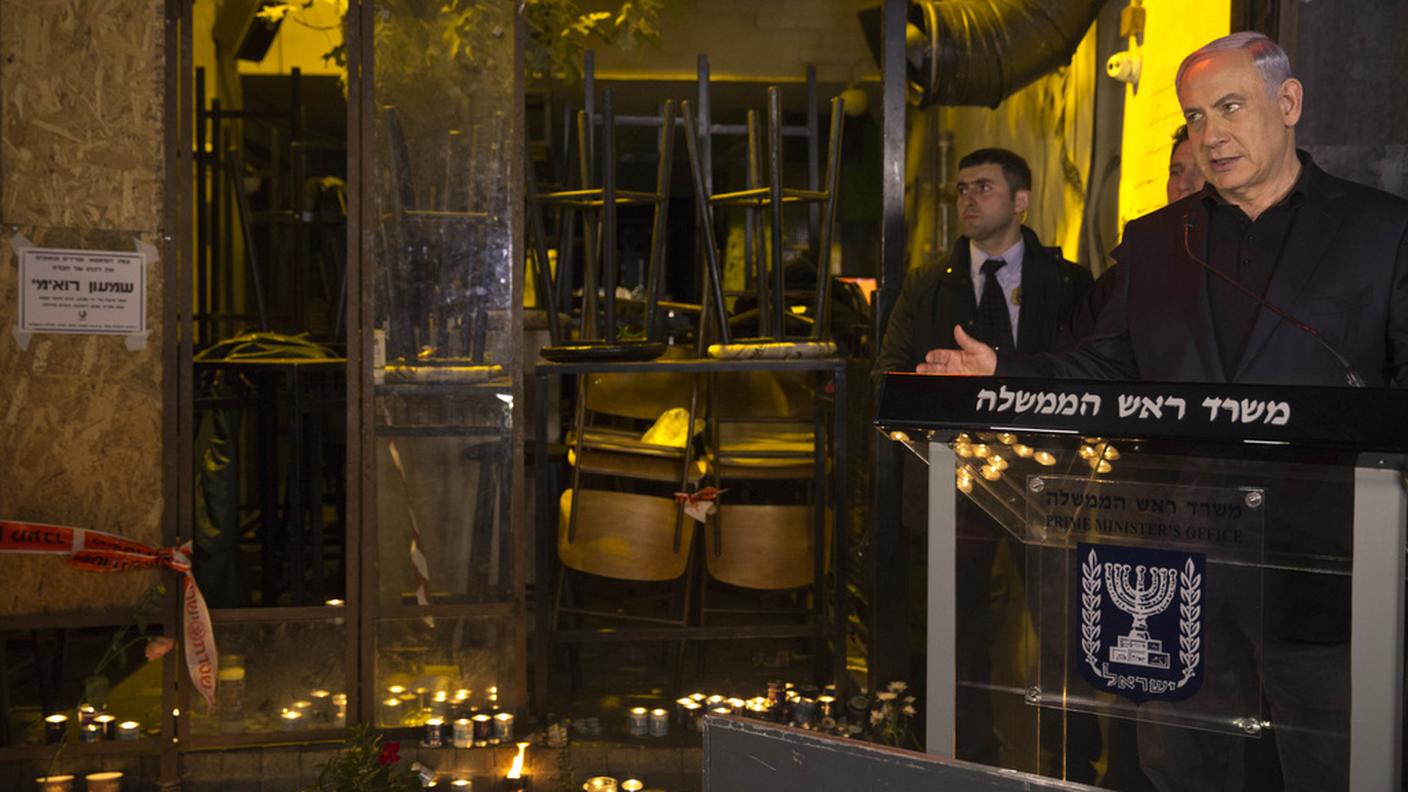Il premier Benjamin Netanyahu daventi a uno dei pub teatro della sparatoria