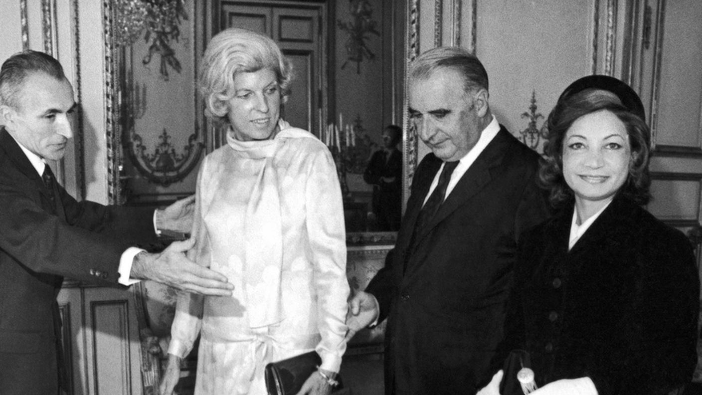 1971: Ashraf Pahlavi (a destra) ricevuta dal presidente francese Georges Pompidou in compagnia della moglie Claude e del capo del protocollo dell’Eliseo