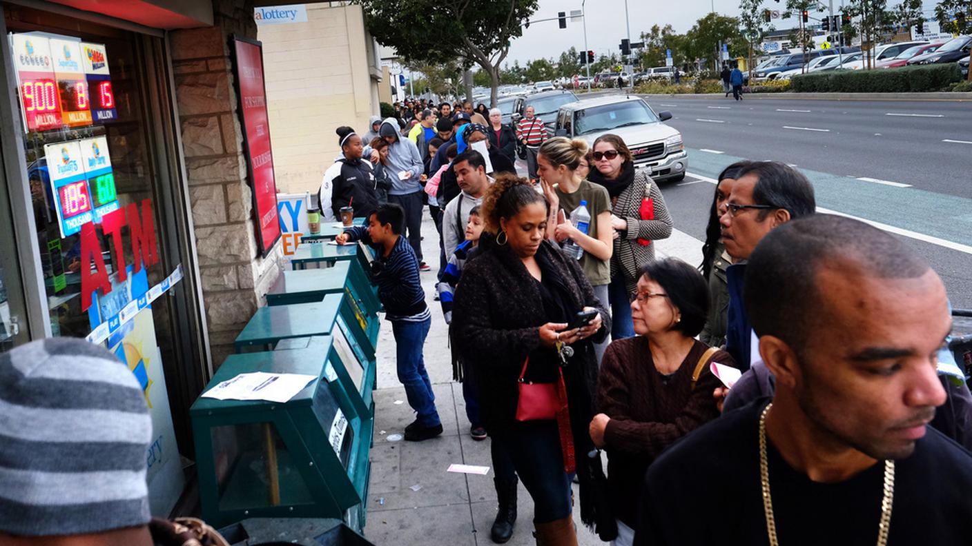 Tutti in fila per comprare il biglietto